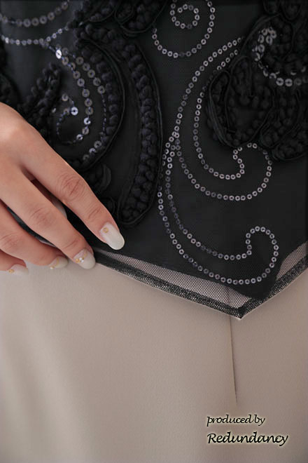 ベージュ×ブラックのツーピース風スパンコール刺繍ドレス