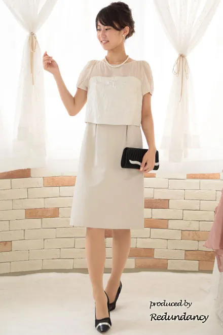 ベージュのシアースリーブ切替コットンドレス