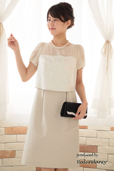 ベージュのシアースリーブ切替コットンドレス