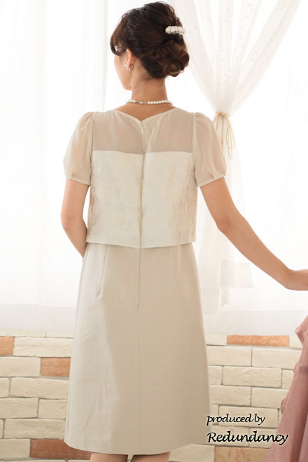ベージュのシアースリーブ切替コットンドレス