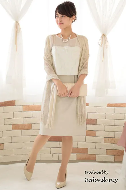 ベージュのシアースリーブ切替コットンドレス