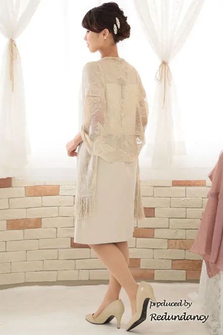 ベージュのシアースリーブ切替コットンドレス