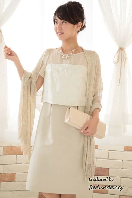 ベージュのシアースリーブ切替コットンドレス