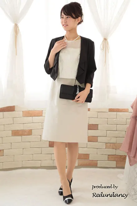 ベージュのシアースリーブ切替コットンドレス