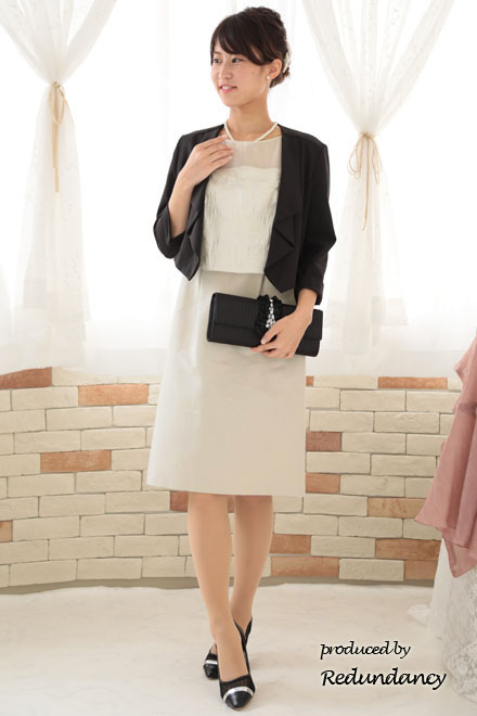 ベージュのシアースリーブ切替コットンドレス