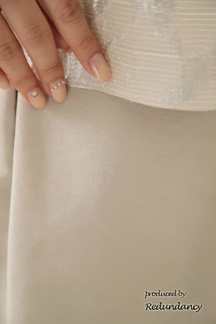 ベージュのシアースリーブ切替コットンドレス