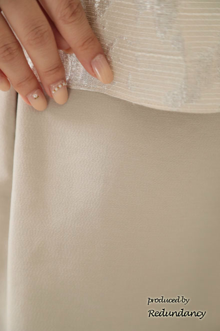 ベージュのシアースリーブ切替コットンドレス