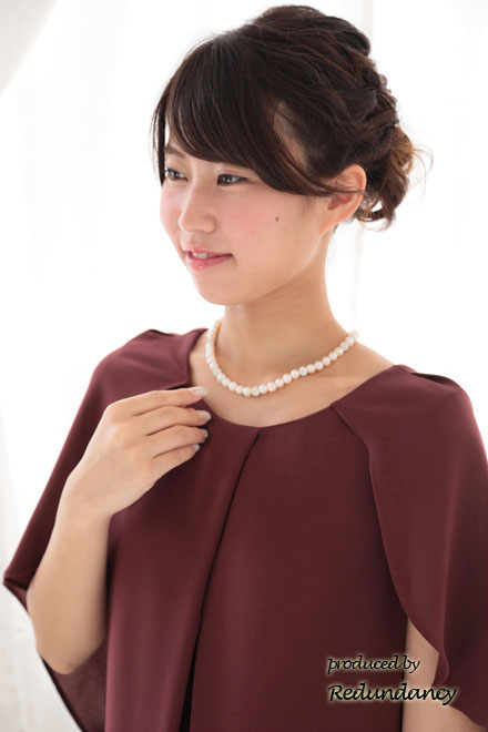 ボルドー×ブラウンのケープ風バックレースドレス