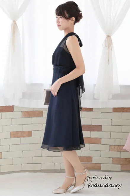 ネイビーのビジューストラップラメドレス