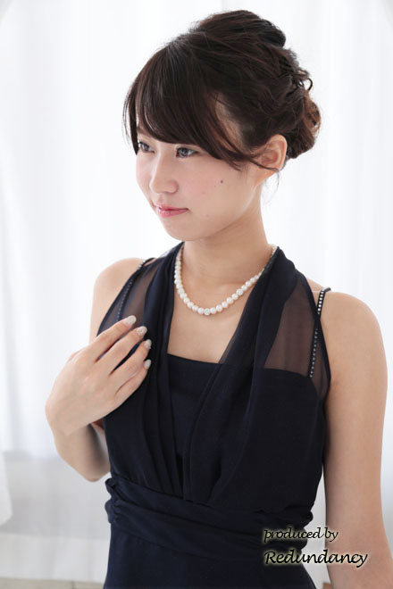 ネイビーのビジューストラップラメドレス