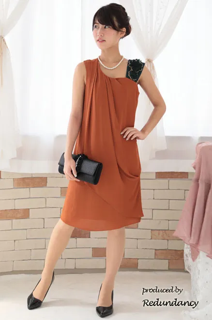 オレンジ×グリーンのショルダーモチーフドレス