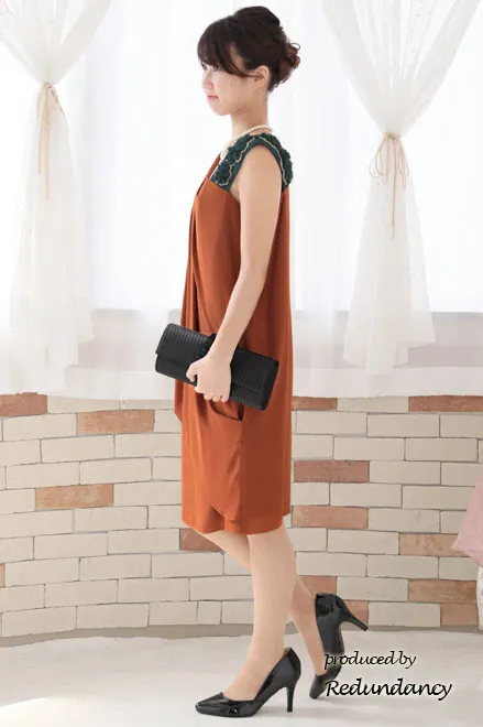 オレンジ×グリーンのショルダーモチーフドレス