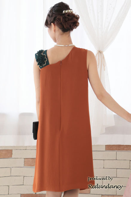 オレンジ×グリーンのショルダーモチーフドレス