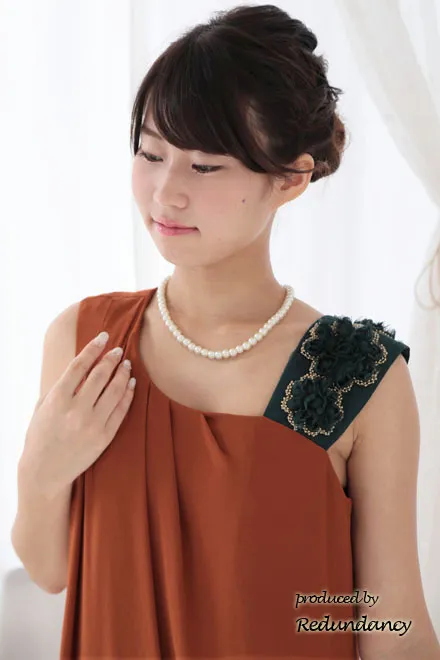 オレンジ×グリーンのショルダーモチーフドレス