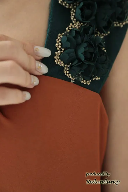 オレンジ×グリーンのショルダーモチーフドレス