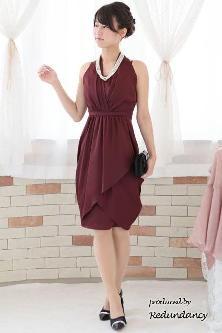 ワインレッドのホルターネックドレープコクーンドレス