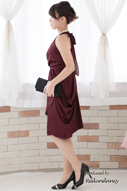 ワインレッドのホルターネックドレープコクーンドレス