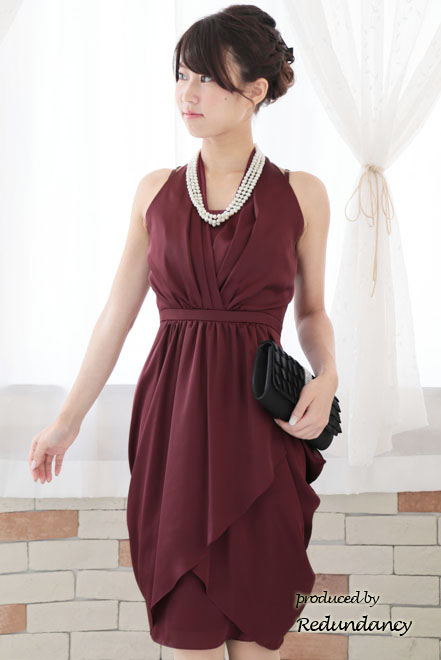 ワインレッドのホルターネックドレープコクーンドレス