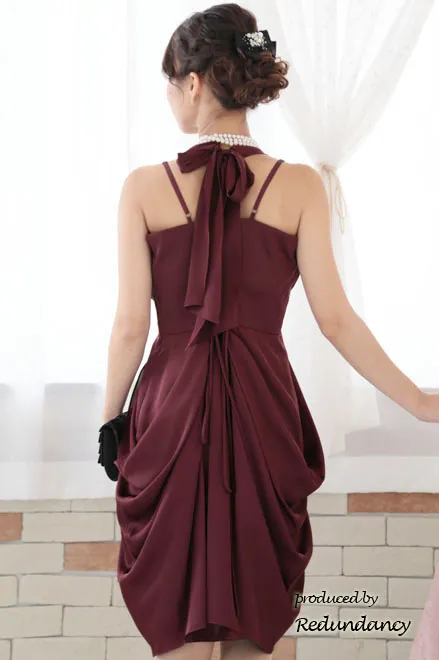 ワインレッドのホルターネックドレープコクーンドレス