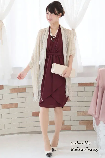 ワインレッドのホルターネックドレープコクーンドレス