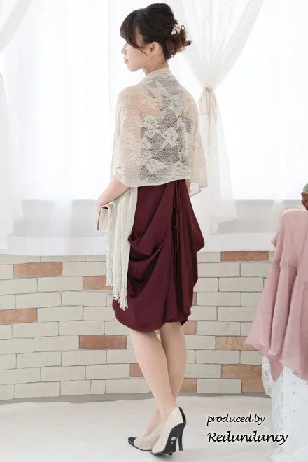 ワインレッドのホルターネックドレープコクーンドレス