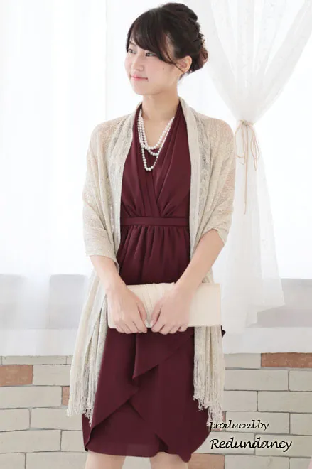 ワインレッドのホルターネックドレープコクーンドレス