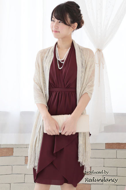 ワインレッドのホルターネックドレープコクーンドレス