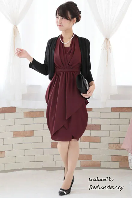 ワインレッドのホルターネックドレープコクーンドレス