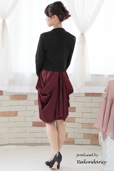 ワインレッドのホルターネックドレープコクーンドレス