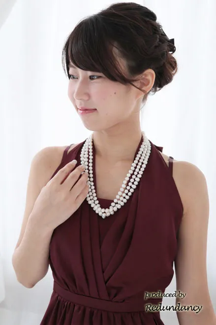 ワインレッドのホルターネックドレープコクーンドレス