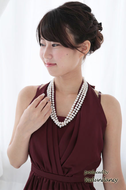 ワインレッドのホルターネックドレープコクーンドレス