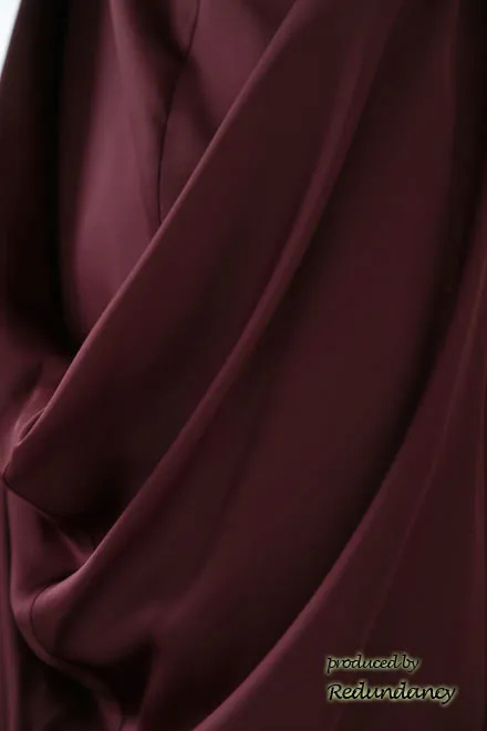 ワインレッドのホルターネックドレープコクーンドレス