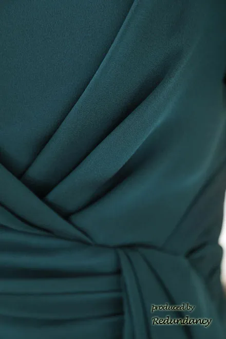 グリーンのティアードスリーブフリルドレス