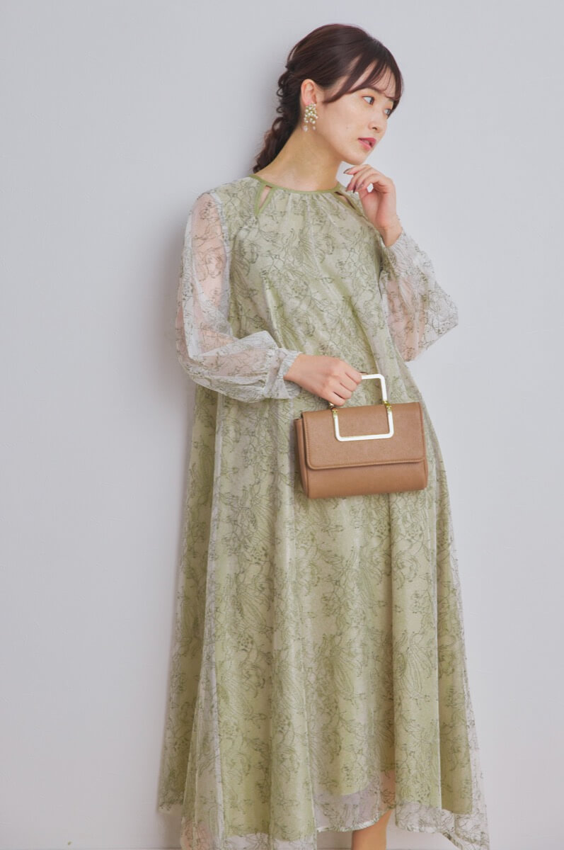 ライトグリーンのカットアウトエンブロイダリードレス