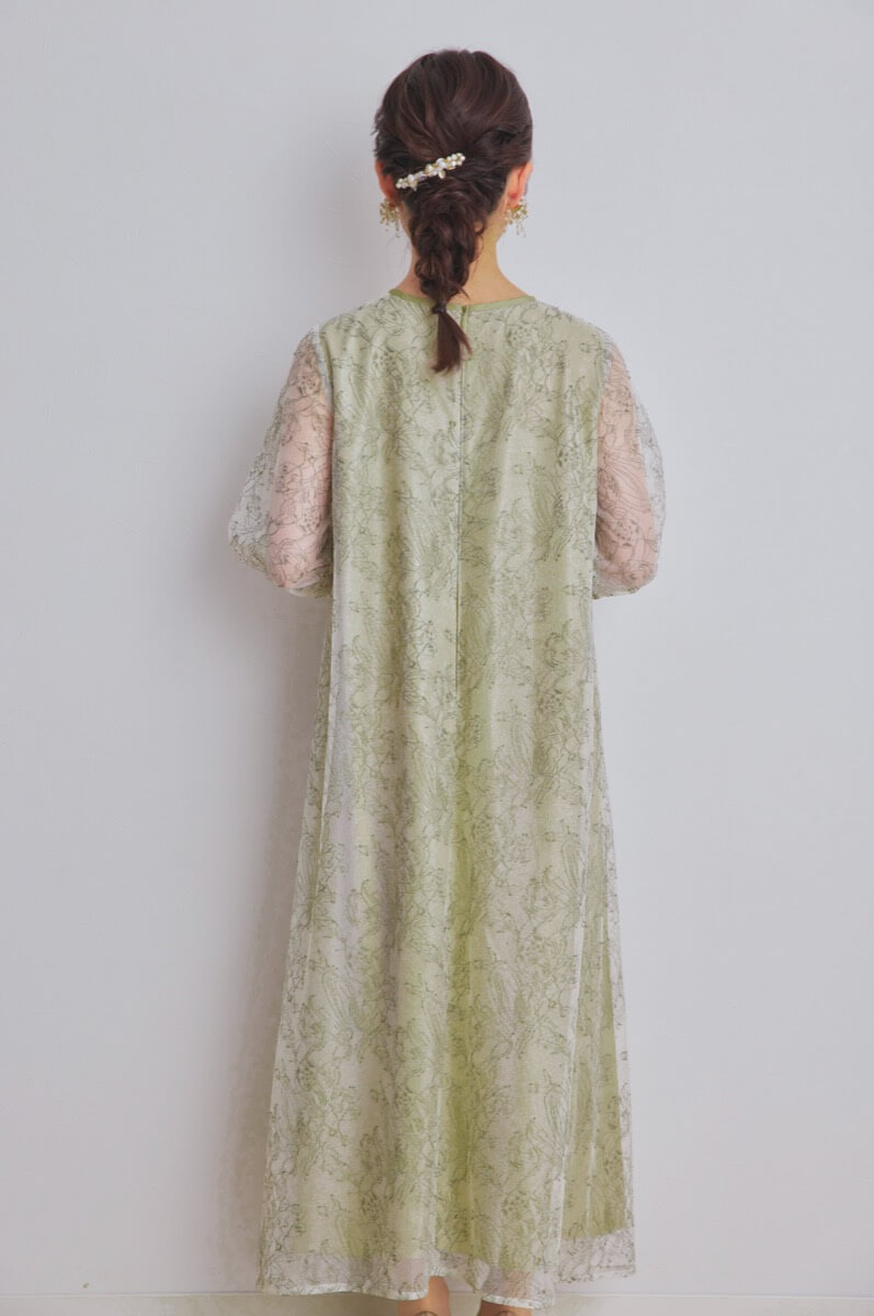 ライトグリーンのカットアウトエンブロイダリードレス