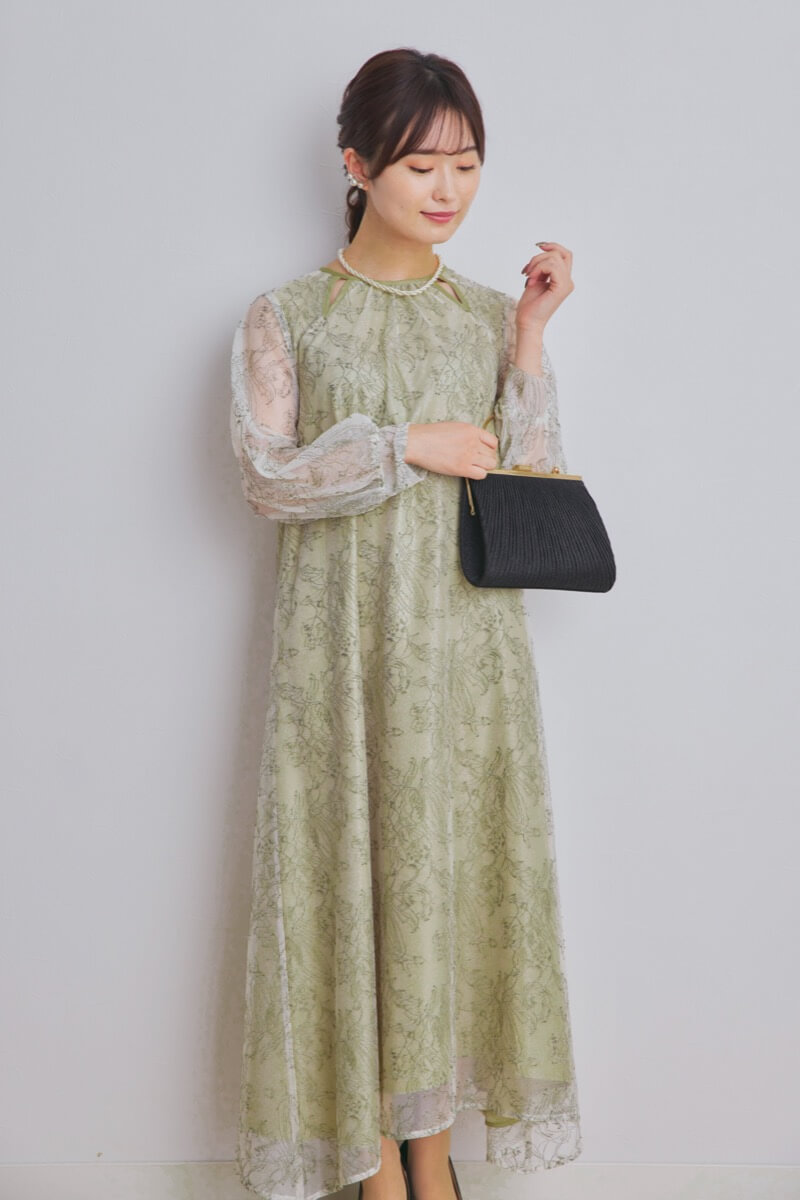 ライトグリーンのカットアウトエンブロイダリードレス