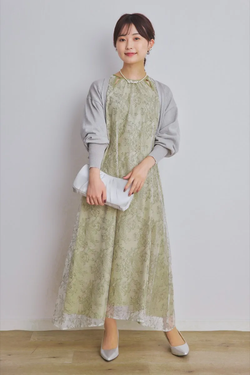 ライトグリーンのカットアウトエンブロイダリードレス