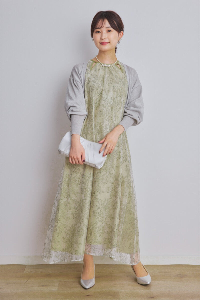 ライトグリーンのカットアウトエンブロイダリードレス