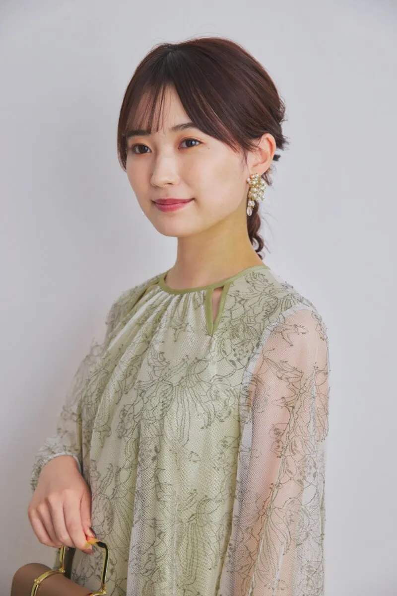 ライトグリーンのカットアウトエンブロイダリードレス