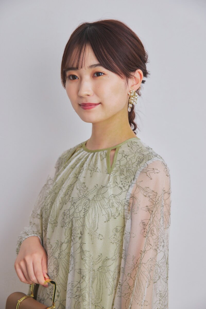 ライトグリーンのカットアウトエンブロイダリードレス