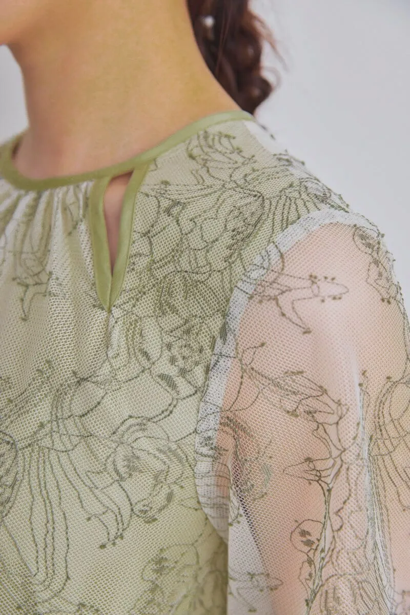 ライトグリーンのカットアウトエンブロイダリードレス