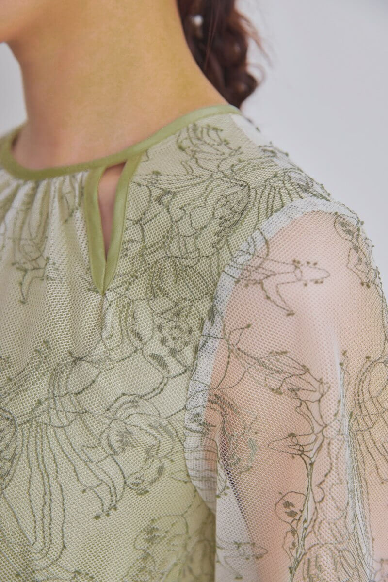 ライトグリーンのカットアウトエンブロイダリードレス
