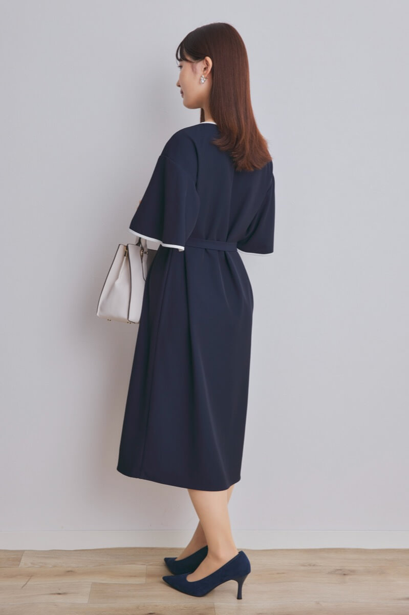 ネイビーのパイピングAラインワンピース