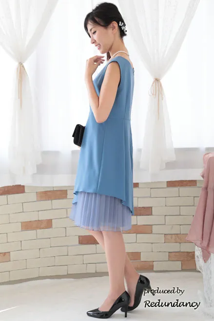 ブルーのアシンメトリーカッティングプリーツドレス