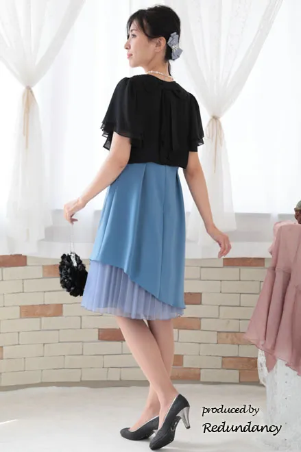 ブルーのアシンメトリーカッティングプリーツドレス