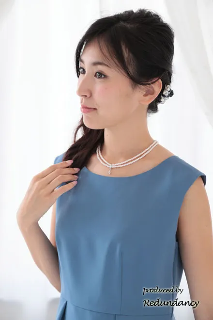 ブルーのアシンメトリーカッティングプリーツドレス