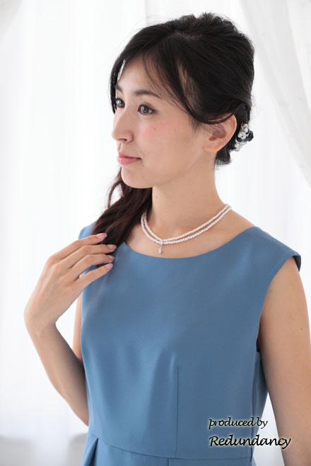 ブルーのアシンメトリーカッティングプリーツドレス