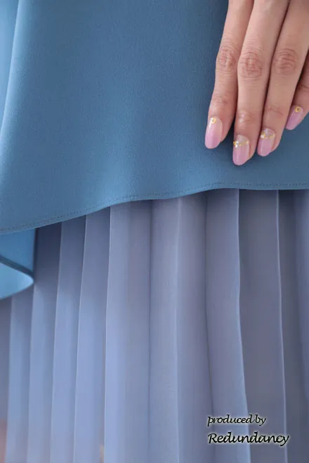 ブルーのアシンメトリーカッティングプリーツドレス