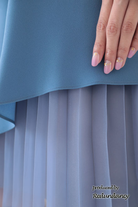 ブルーのアシンメトリーカッティングプリーツドレス