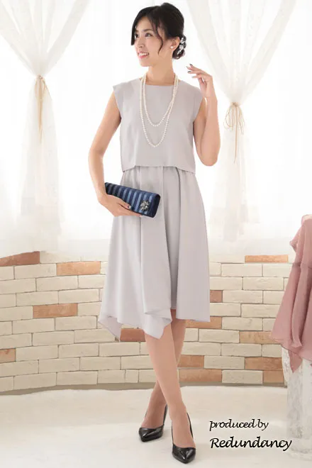 ライトグレーのツーピース風アシンメトリーマットドレス